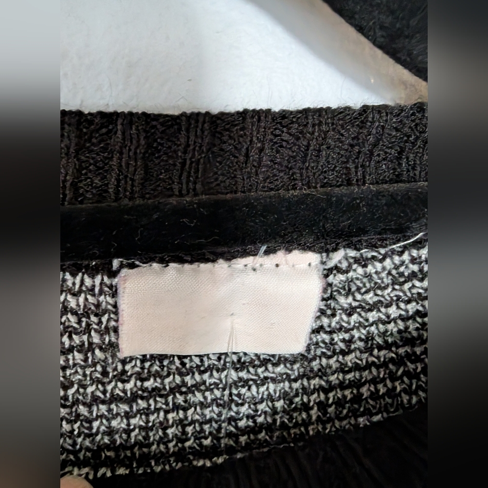 Vintage Winter Cottage Scene Sweater – Black & Grey Knit – Applique - Picture 5 of 7